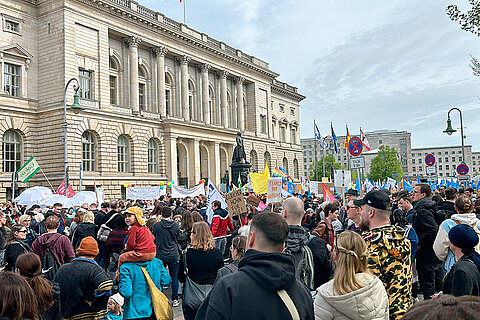 Demonstration gegen Ungleichbehandlung und für die Hauptstadtzulage auch für freie Träger am 11. April 2024 vor dem Berliner Abgeordnetenhaus (© Iris Haak)