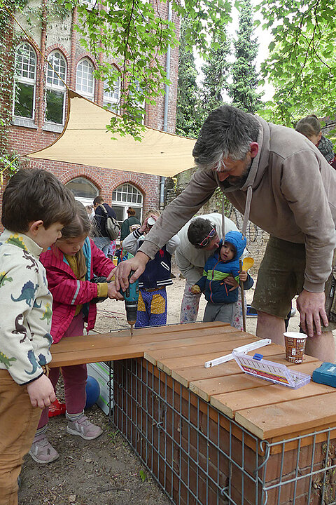 Ev. Otto-Kita: Gartenaktion am 15. Mai 2025 (© Christine Brügger)