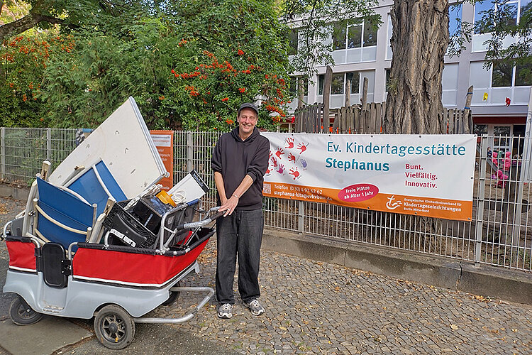 Kitaleiter Björn Münzer bei der Aufräum- und Reinigungsaktion in der Ev. Kita Stephanus am 16. September 2025 (© Mirjam Heinze)