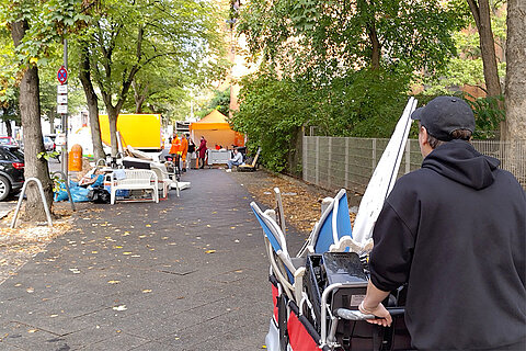 Kitaleiter Björn Münzer bei der Aufräum- und Reinigungsaktion in der Ev. Kita Stephanus am 16. September 2025 (© Mirjam Heinze)