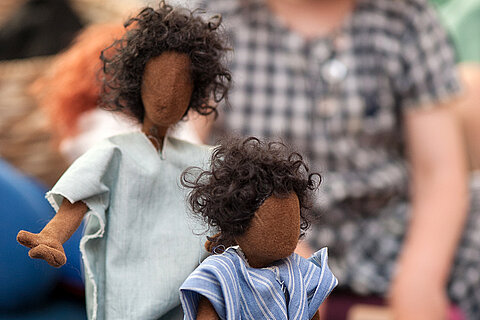 Mädchen mit selbstgemachten Puppen (Foto: Elisabeth Schoepe)